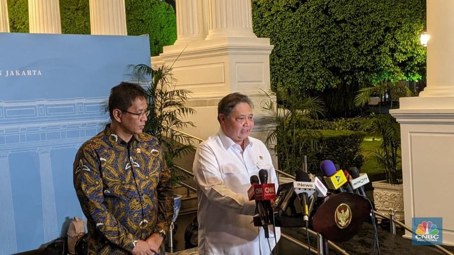 Menko Perekonomian, Airlangga Hartarto didampingi Menteri Keuangan, Purbaya Yudhi Sadewa saat Konferensi Pers di Istana Merdeka, Jakarta, Rabu (29/10/2025). (CNBC Indonesia/Emir Yanwardhana)