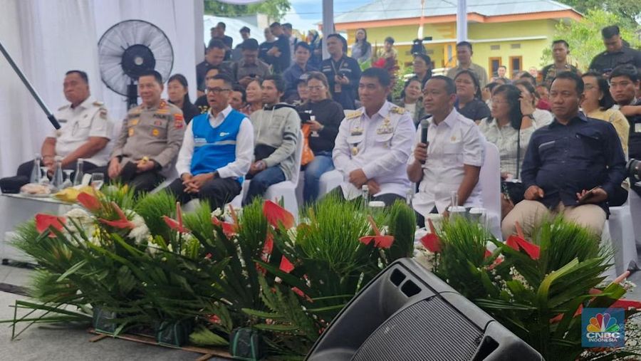 Menteri Energi dan Sumber Daya Mineral (ESDM) Bahlil Lahadalia pada hari ini, Rabu (29/10/2025) meresmikan proyek strategis ketenagalistrikan yang dilaksanakan secara terpusat di Desa Wolaang, Kec. Langowan Timur, Kab. Minahasa, Sulawesi Utara. (CNBC Indonesia/Verda Nano Setiawan)