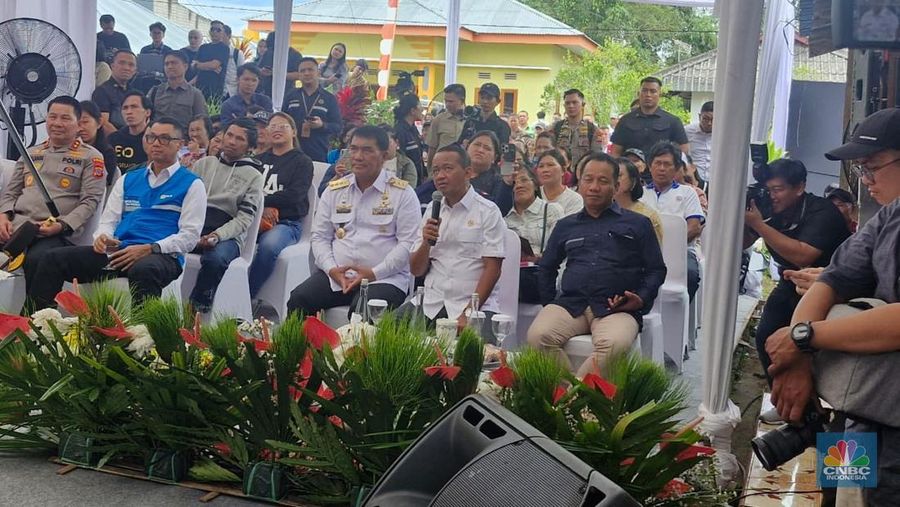 Menteri Energi dan Sumber Daya Mineral (ESDM) Bahlil Lahadalia pada hari ini, Rabu (29/10/2025) meresmikan proyek strategis ketenagalistrikan yang dilaksanakan secara terpusat di Desa Wolaang, Kec. Langowan Timur, Kab. Minahasa, Sulawesi Utara. (CNBC Indonesia/Verda Nano Setiawan)