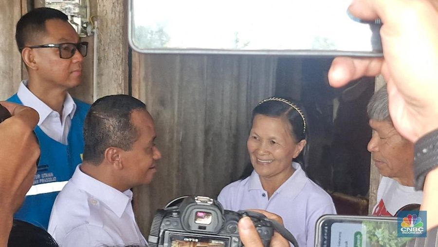 Menteri Energi dan Sumber Daya Mineral (ESDM) Bahlil Lahadalia pada hari ini, Rabu (29/10/2025) meresmikan proyek strategis ketenagalistrikan yang dilaksanakan secara terpusat di Desa Wolaang, Kec. Langowan Timur, Kab. Minahasa, Sulawesi Utara. (CNBC Indonesia/Verda Nano Setiawan)
