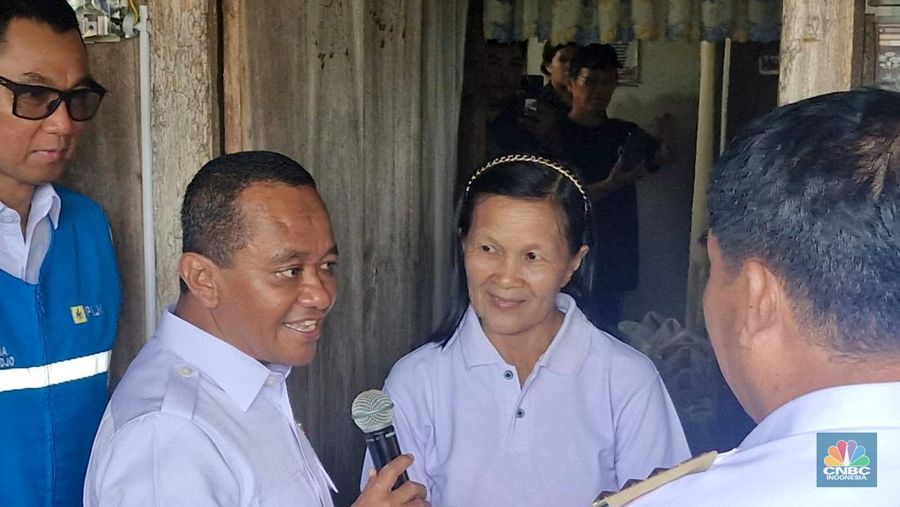 Menteri Energi dan Sumber Daya Mineral (ESDM) Bahlil Lahadalia pada hari ini, Rabu (29/10/2025) meresmikan proyek strategis ketenagalistrikan yang dilaksanakan secara terpusat di Desa Wolaang, Kec. Langowan Timur, Kab. Minahasa, Sulawesi Utara. (CNBC Indonesia/Verda Nano Setiawan)