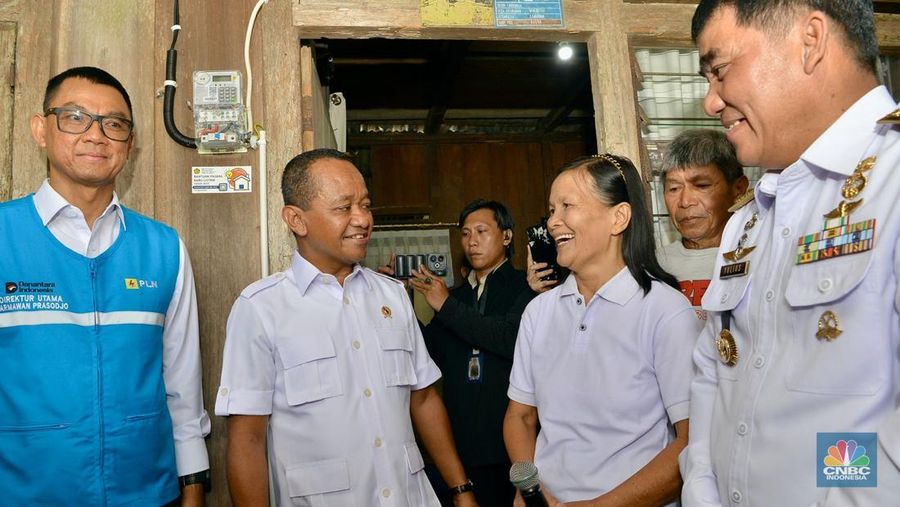 Menteri ESDM Bahlil Lahadalia meresmikan PLTMH di wilayah Timur Indonesia