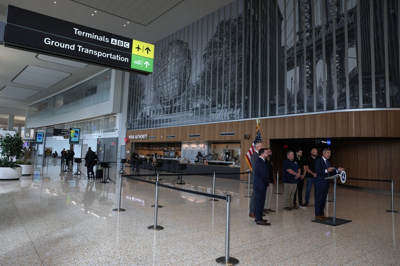 Menara pengawas lalu lintas udara di Bandara LaGuardia New York di wilayah Queen, Kota New York, AS, 28 Oktober 2025. Menara pengawas lalu lintas udara di Bandara LaGuardia New York di wilayah Queen, Kota New York, AS, 28 Oktober 2025. (REUTERS/Shannon Stapleton)