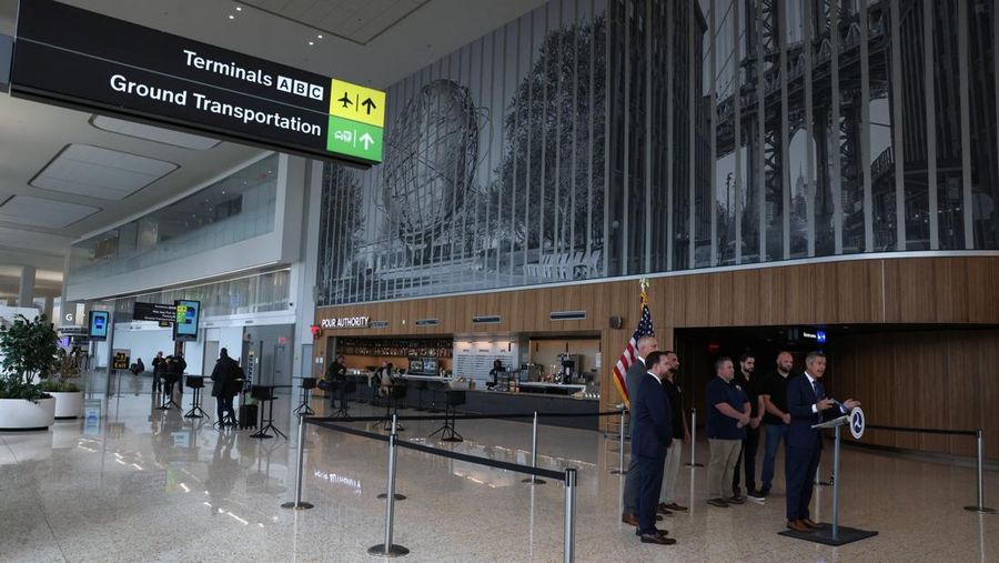 Menara pengawas lalu lintas udara di Bandara LaGuardia New York di wilayah Queen, Kota New York, AS, 28 Oktober 2025. Menara pengawas lalu lintas udara di Bandara LaGuardia New York di wilayah Queen, Kota New York, AS, 28 Oktober 2025. (REUTERS/Shannon Stapleton)