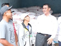 Harga Pupuk di Lampung Sudah Turun 20%, Amran: Prabowo Sayang Petani