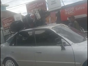 Tabrakan Maut di Cilegon hingga Motor Nyangkut di Atap Mobil