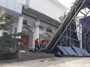 Sebulan Ambruk, Atap Teras Kantor Pemerintahan Brebes Mulai Dibongkar