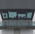 Pengendali lalu lintas udara melanjutkan operasi sehari setelah Bandara Hollywood Burbank beroperasi selama berjam-jam tanpa menara kontrol yang berawak karena kekurangan staf di tengah penutupan pemerintah AS, di Burbank, California, AS, 7 Oktober 2