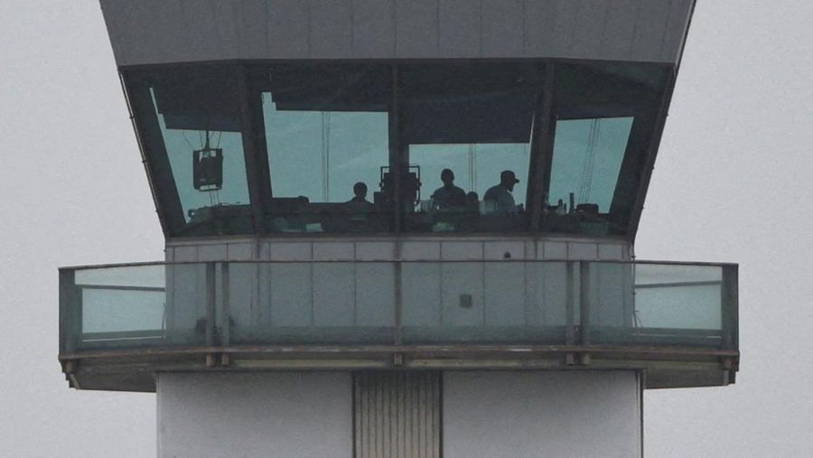 Menara pengawas lalu lintas udara di Bandara LaGuardia New York di wilayah Queen, Kota New York, AS, 28 Oktober 2025. Menara pengawas lalu lintas udara di Bandara LaGuardia New York di wilayah Queen, Kota New York, AS, 28 Oktober 2025. (REUTERS/Shannon Stapleton)