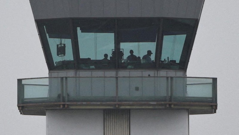 Menara pengawas lalu lintas udara di Bandara LaGuardia New York di wilayah Queen, Kota New York, AS, 28 Oktober 2025. Menara pengawas lalu lintas udara di Bandara LaGuardia New York di wilayah Queen, Kota New York, AS, 28 Oktober 2025. (REUTERS/Shannon Stapleton)