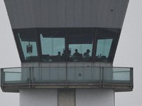 Pengendali lalu lintas udara melanjutkan operasi sehari setelah Bandara Hollywood Burbank beroperasi selama berjam-jam tanpa menara kontrol yang berawak karena kekurangan staf di tengah penutupan pemerintah AS, di Burbank, California, AS, 7 Oktober 2