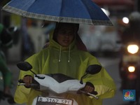 Jangan Lakukan Ini Saat Hujan, Ada Bahaya Paparan Mikroplastik