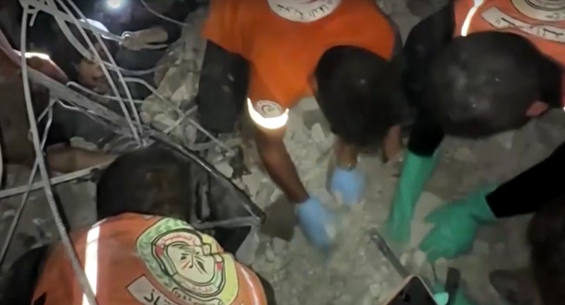 ISRAEL-PALESTINIANS/GAZA Seorang pria Palestina bereaksi di samping jenazah seorang pria, yang menurut petugas medis tewas dalam serangan Israel, di Rumah Sakit Nasser di Khan Younis, Jalur Gaza selatan, 28 Oktober 2025. REUTERS/Stringer