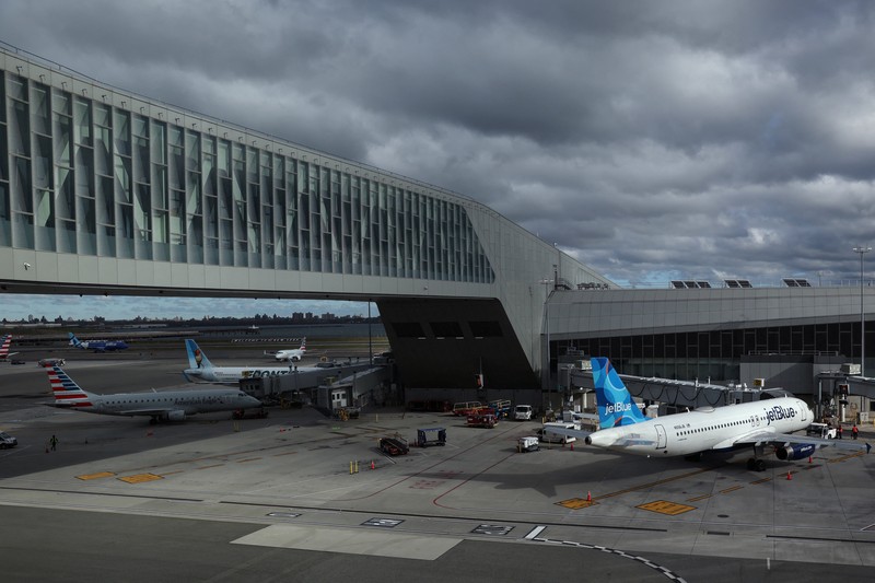 Menara pengawas lalu lintas udara di Bandara LaGuardia New York di wilayah Queen, Kota New York, AS, 28 Oktober 2025. Menara pengawas lalu lintas udara di Bandara LaGuardia New York di wilayah Queen, Kota New York, AS, 28 Oktober 2025. (REUTERS/Shannon Stapleton)