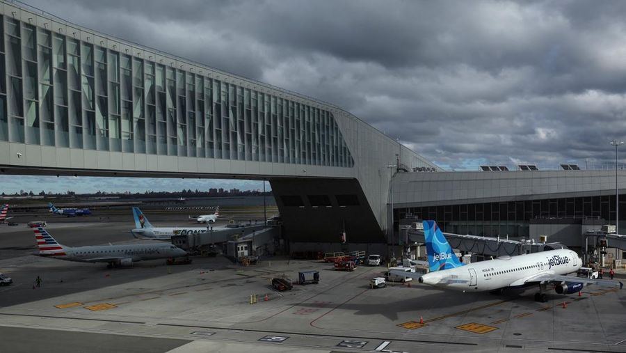 Menara pengawas lalu lintas udara di Bandara LaGuardia New York di wilayah Queen, Kota New York, AS, 28 Oktober 2025. Menara pengawas lalu lintas udara di Bandara LaGuardia New York di wilayah Queen, Kota New York, AS, 28 Oktober 2025. (REUTERS/Shannon Stapleton)