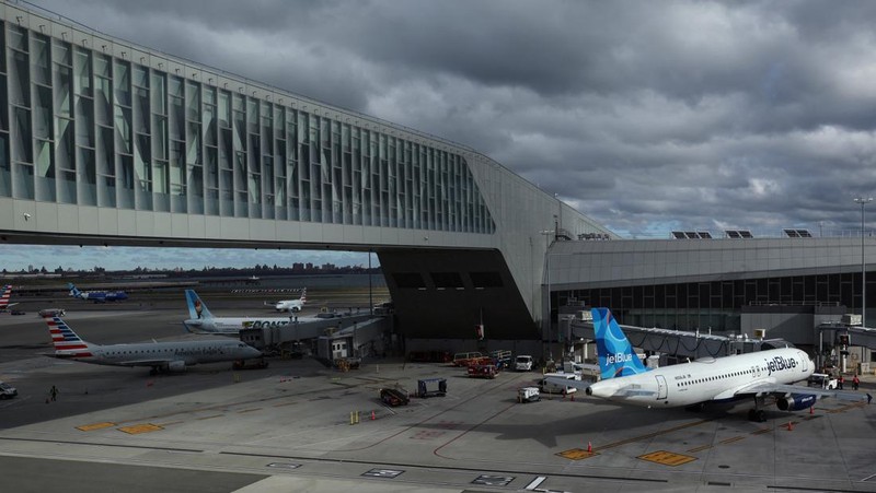 Menara pengawas lalu lintas udara di Bandara LaGuardia New York di wilayah Queen, Kota New York, AS, 28 Oktober 2025. Menara pengawas lalu lintas udara di Bandara LaGuardia New York di wilayah Queen, Kota New York, AS, 28 Oktober 2025. (REUTERS/Shannon Stapleton)