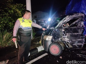 Mobil Pikap Keluar Jalur Tabrak Bus di Parepare, Sopir Luka-luka