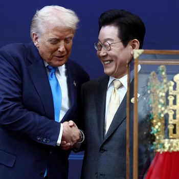 Detik-Detik Trump Diberi Mahkota Raja Emas oleh Presiden Korsel