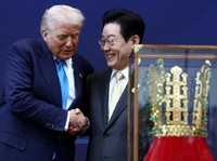 Detik-Detik Trump Diberi Mahkota Raja Emas oleh Presiden Korsel