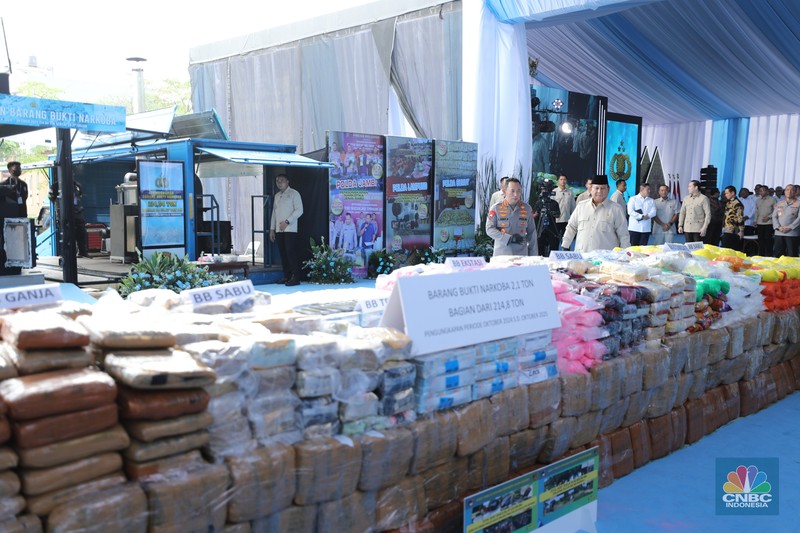 Presiden Prabowo Subianto menghadiri pemusnahan barang bukti narkotika di Mabes Polri, Jakarta, Rabu (29/10/2025). Sebanyak 2,1 ton barang bukti narkotika akan dimusnahkan. Presiden Prabowo Subianto menghadiri pemusnahan barang bukti narkotika di Mabes Polri, Jakarta, Rabu (29/10/2025). Sebanyak 2,1 ton barang bukti narkotika akan dimusnahkan. (CNBC Indonesia/Tri Susilo)