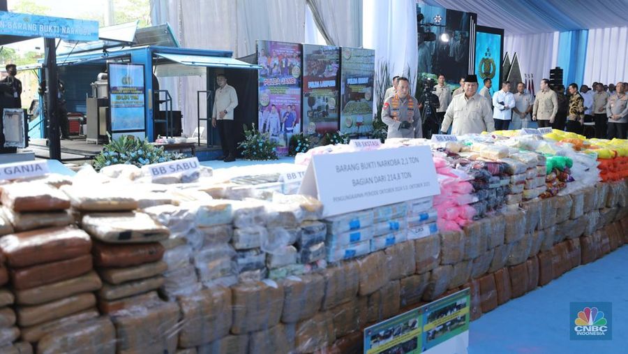 Presiden Prabowo Subianto menghadiri pemusnahan barang bukti narkotika di Mabes Polri, Jakarta, Rabu (29/10/2025). Sebanyak 2,1 ton barang bukti narkotika akan dimusnahkan. (CNBC Indonesia/Tri Susilo)