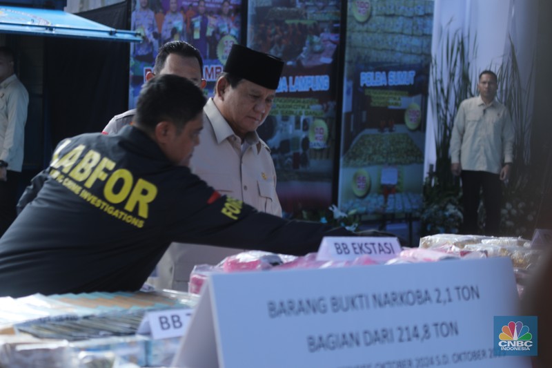 Presiden Prabowo Subianto menghadiri pemusnahan barang bukti narkotika di Mabes Polri, Jakarta, Rabu (29/10/2025). Sebanyak 2,1 ton barang bukti narkotika akan dimusnahkan. Presiden Prabowo Subianto menghadiri pemusnahan barang bukti narkotika di Mabes Polri, Jakarta, Rabu (29/10/2025). Sebanyak 2,1 ton barang bukti narkotika akan dimusnahkan. (CNBC Indonesia/Tri Susilo)