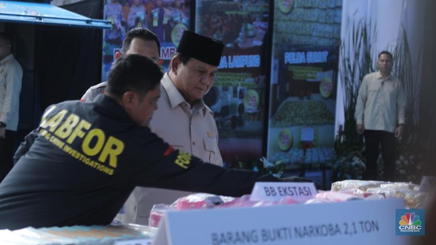 Presiden Prabowo Subianto menghadiri pemusnahan barang bukti narkotika di Mabes Polri, Jakarta, Rabu (29/10/2025). Sebanyak 2,1 ton barang bukti narkotika akan dimusnahkan. (CNBC Indonesia/Tri Susilo)