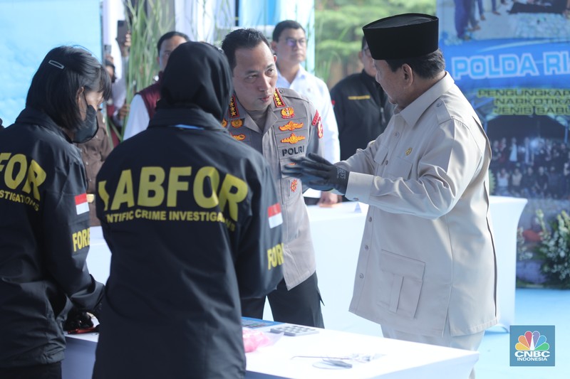 Presiden Prabowo Subianto menghadiri pemusnahan barang bukti narkotika di Mabes Polri, Jakarta, Rabu (29/10/2025). Sebanyak 2,1 ton barang bukti narkotika akan dimusnahkan. Presiden Prabowo Subianto menghadiri pemusnahan barang bukti narkotika di Mabes Polri, Jakarta, Rabu (29/10/2025). Sebanyak 2,1 ton barang bukti narkotika akan dimusnahkan. (CNBC Indonesia/Tri Susilo)