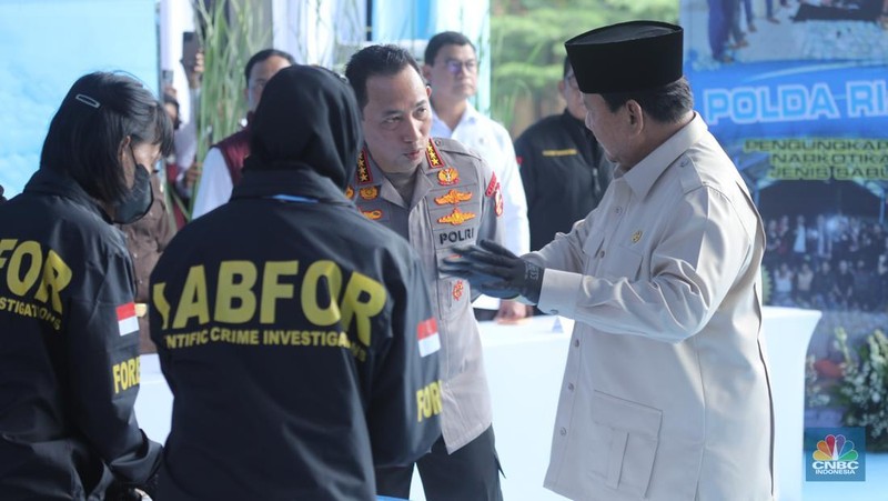 Presiden Prabowo Subianto menghadiri pemusnahan barang bukti narkotika di Mabes Polri, Jakarta, Rabu (29/10/2025). Sebanyak 2,1 ton barang bukti narkotika akan dimusnahkan. (CNBC Indonesia/Tri Susilo)