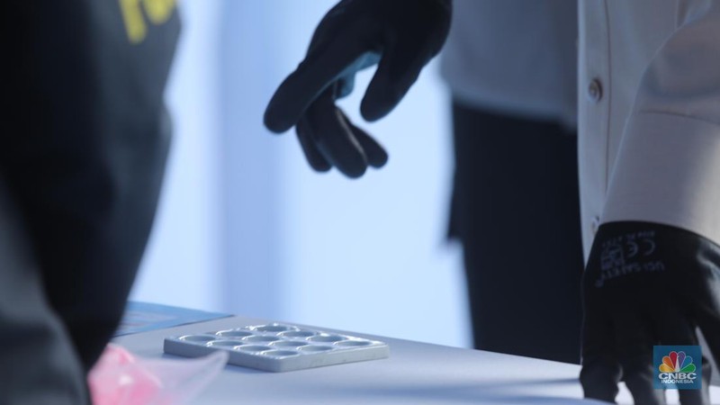 Presiden Prabowo Subianto menghadiri pemusnahan barang bukti narkotika di Mabes Polri, Jakarta, Rabu (29/10/2025). Sebanyak 2,1 ton barang bukti narkotika akan dimusnahkan. (CNBC Indonesia/Tri Susilo)