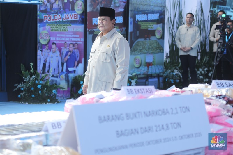 Presiden Prabowo Subianto menghadiri pemusnahan barang bukti narkotika di Mabes Polri, Jakarta, Rabu (29/10/2025). Sebanyak 2,1 ton barang bukti narkotika akan dimusnahkan. Presiden Prabowo Subianto menghadiri pemusnahan barang bukti narkotika di Mabes Polri, Jakarta, Rabu (29/10/2025). Sebanyak 2,1 ton barang bukti narkotika akan dimusnahkan. (CNBC Indonesia/Tri Susilo)