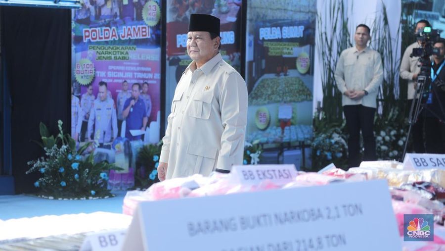 Presiden Prabowo Subianto menghadiri pemusnahan barang bukti narkotika di Mabes Polri, Jakarta, Rabu (29/10/2025). Sebanyak 2,1 ton barang bukti narkotika akan dimusnahkan. (CNBC Indonesia/Tri Susilo)
