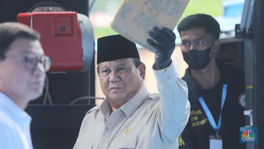 Presiden Prabowo Subianto menghadiri pemusnahan barang bukti narkotika di Mabes Polri, Jakarta, Rabu (29/10/2025). Sebanyak 2,1 ton barang bukti narkotika akan dimusnahkan. (CNBC Indonesia/Tri Susilo)