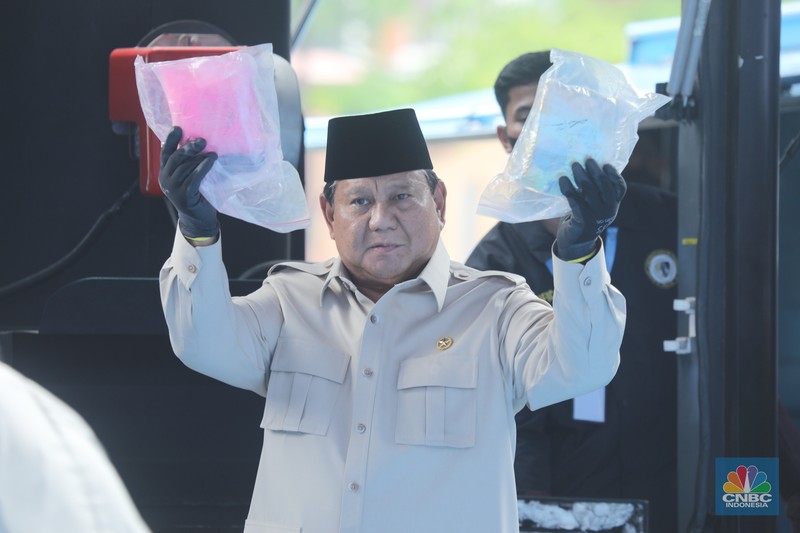 Presiden Prabowo Subianto menghadiri pemusnahan barang bukti narkotika di Mabes Polri, Jakarta, Rabu (29/10/2025). Sebanyak 2,1 ton barang bukti narkotika akan dimusnahkan. Presiden Prabowo Subianto menghadiri pemusnahan barang bukti narkotika di Mabes Polri, Jakarta, Rabu (29/10/2025). Sebanyak 2,1 ton barang bukti narkotika akan dimusnahkan. (CNBC Indonesia/Tri Susilo)