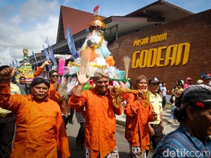 Dimeriahkan Kirab 9 Gunungan, Pedagang Boyongan ke Pasar Godean