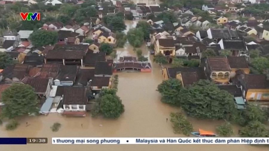 Rekaman drone menunjukkan bangunan-bangunan yang terendam banjir setelah hujan lebat, di Danang, Vietnam, 28 Oktober 2025, dalam tangkapan layar yang diambil dari video selebaran. (VTV/Handout via REUTERS)