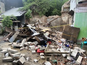 Detik-detik Evakuasi Dramatis 4 Penghuni Rumah Roboh di Pecinan Semarang