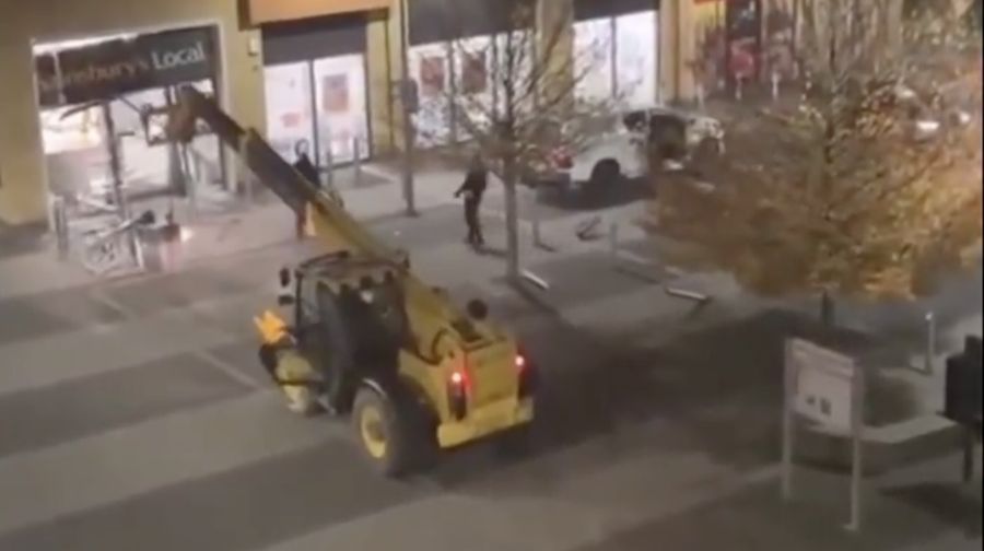 Sebuah alat berat menarik paksa dan membawa lari sebuah ATM pada sebuah supermarket Brooklands Sainsbury's di Milton Keynes, Inggris. (Tangkapan Layar Video X/@vdmempire)