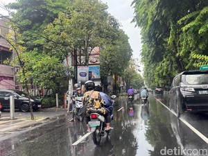 Hujan Deras di Surabaya Siang Ini, Waspada Genangan-Pohon Tumbang