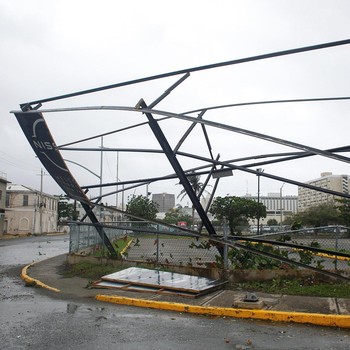 Badai Terkuat Bumi 'Gulung' Amerika, Atap Terbang-Darat Jadi Lautan