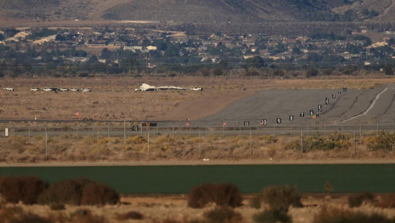 USA-SUPERSONIC/ Jet supersonik terbaru milik NASA, X-59, berhasil lepas landas dari Pangkalan Angkatan Udara AS 42 di Palmdale, California, Selasa pagi (28/10).  REUTERS/David Swanson
