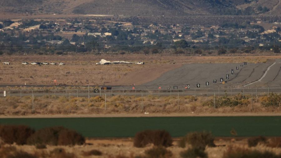 USA-SUPERSONIC/ Jet supersonik terbaru milik NASA, X-59, berhasil lepas landas dari Pangkalan Angkatan Udara AS 42 di Palmdale, California, Selasa pagi (28/10).  REUTERS/David Swanson