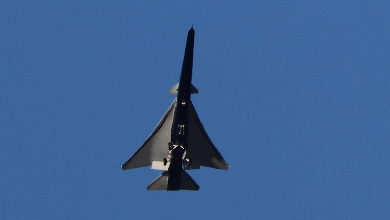 USA-SUPERSONIC/ Jet supersonik terbaru milik NASA, X-59, berhasil lepas landas dari Pangkalan Angkatan Udara AS 42 di Palmdale, California, Selasa pagi (28/10).  REUTERS/David Swanson