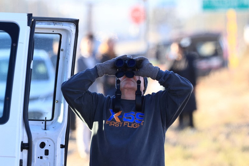 USA-SUPERSONIC/ Jet supersonik terbaru milik NASA, X-59, berhasil lepas landas dari Pangkalan Angkatan Udara AS 42 di Palmdale, California, Selasa pagi (28/10).  REUTERS/David Swanson