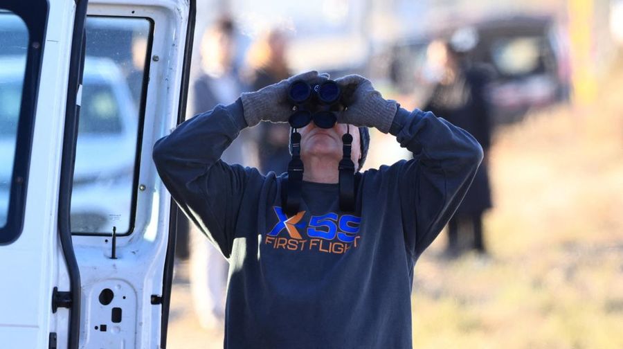 USA-SUPERSONIC/ Jet supersonik terbaru milik NASA, X-59, berhasil lepas landas dari Pangkalan Angkatan Udara AS 42 di Palmdale, California, Selasa pagi (28/10).  REUTERS/David Swanson