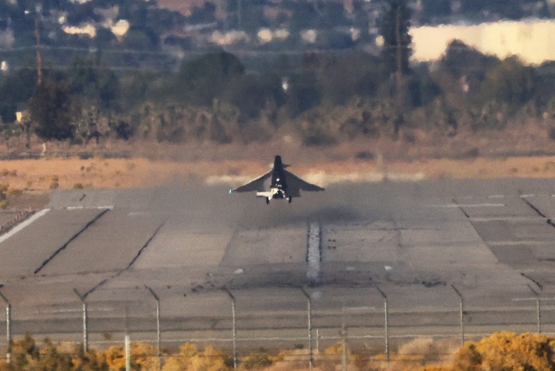 USA-SUPERSONIC/ Jet supersonik terbaru milik NASA, X-59, berhasil lepas landas dari Pangkalan Angkatan Udara AS 42 di Palmdale, California, Selasa pagi (28/10).  REUTERS/David Swanson