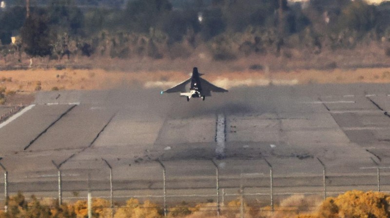 USA-SUPERSONIC/ Jet supersonik terbaru milik NASA, X-59, berhasil lepas landas dari Pangkalan Angkatan Udara AS 42 di Palmdale, California, Selasa pagi (28/10).  REUTERS/David Swanson