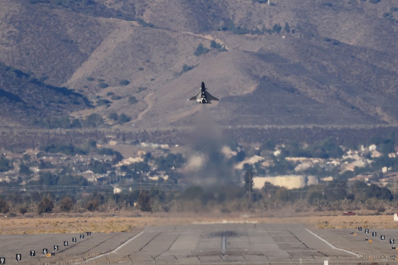USA-SUPERSONIC/ Jet supersonik terbaru milik NASA, X-59, berhasil lepas landas dari Pangkalan Angkatan Udara AS 42 di Palmdale, California, Selasa pagi (28/10).  REUTERS/David Swanson