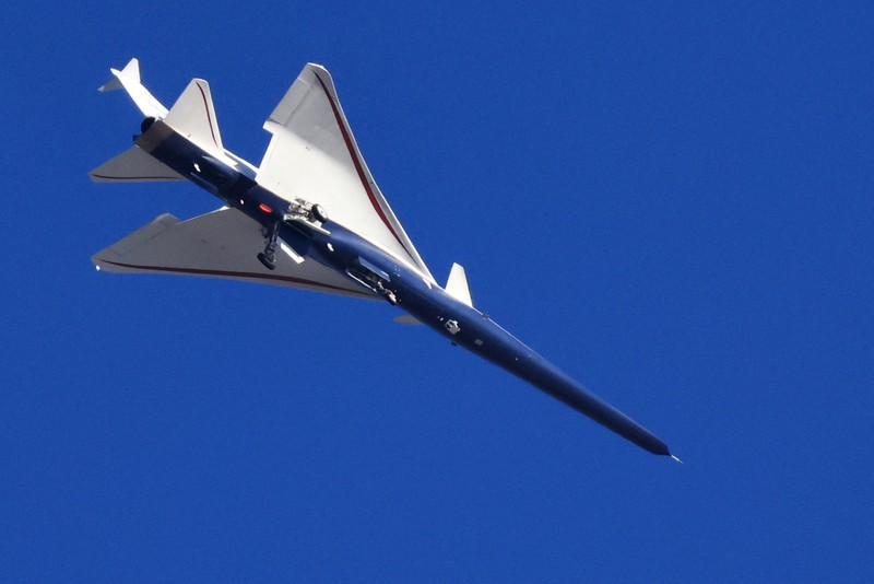 USA-SUPERSONIC/ Jet supersonik terbaru milik NASA, X-59, berhasil lepas landas dari Pangkalan Angkatan Udara AS 42 di Palmdale, California, Selasa pagi (28/10).  REUTERS/David Swanson
