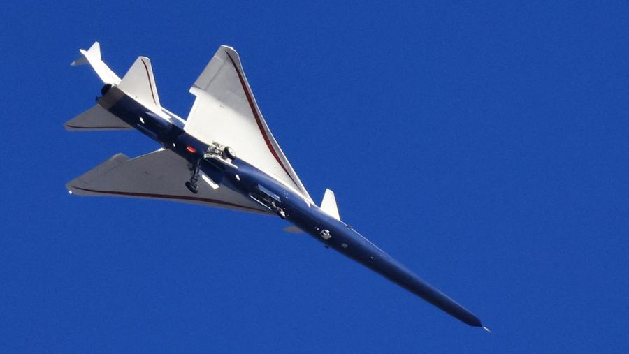 USA-SUPERSONIC/ Jet supersonik terbaru milik NASA, X-59, berhasil lepas landas dari Pangkalan Angkatan Udara AS 42 di Palmdale, California, Selasa pagi (28/10).  REUTERS/David Swanson